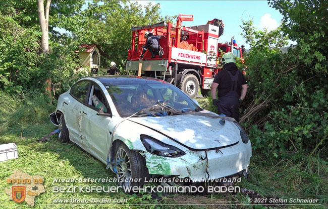 20210610 Spektakulaerer Verkehrsunfall mit einem Tesla auf der L4007 Foto: © Stefan Schneider BFKDO Baden 20210610 Spektakulaerer Verkehrsunfall mit einem Tesla auf der L4007 Foto: © Stefan Schneider BFKDO Baden