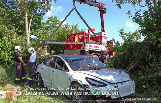 20210610 Spektakulaerer Verkehrsunfall mit einem Tesla auf der L4007 Foto: © Stefan Schneider BFKDO Baden 20210610 Spektakulaerer Verkehrsunfall mit einem Tesla auf der L4007 Foto: © Stefan Schneider BFKDO Baden