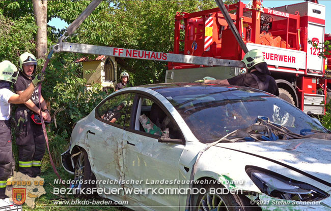 20210610 Spektakulaerer Verkehrsunfall mit einem Tesla auf der L4007 Foto: © Stefan Schneider BFKDO Baden 20210610 Spektakulaerer Verkehrsunfall mit einem Tesla auf der L4007 Foto: © Stefan Schneider BFKDO Baden