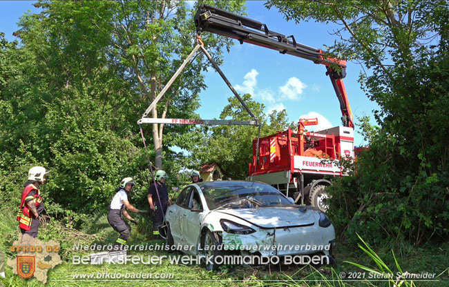 20210610 Spektakulaerer Verkehrsunfall mit einem Tesla auf der L4007 Foto: © Stefan Schneider BFKDO Baden 20210610 Spektakulaerer Verkehrsunfall mit einem Tesla auf der L4007 Foto: © Stefan Schneider BFKDO Baden