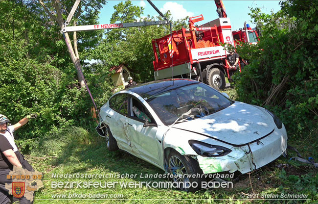 20210610 Spektakulaerer Verkehrsunfall mit einem Tesla auf der L4007 Foto: © Stefan Schneider BFKDO Baden 20210610 Spektakulaerer Verkehrsunfall mit einem Tesla auf der L4007 Foto: © Stefan Schneider BFKDO Baden