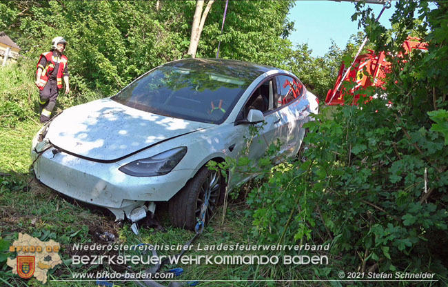 20210610 Spektakulaerer Verkehrsunfall mit einem Tesla auf der L4007 Foto: © Stefan Schneider BFKDO Baden 20210610 Spektakulaerer Verkehrsunfall mit einem Tesla auf der L4007 Foto: © Stefan Schneider BFKDO Baden