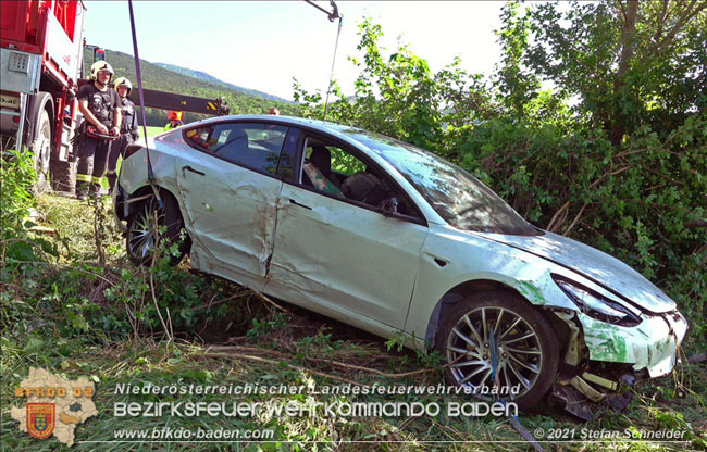 20210610 Spektakulaerer Verkehrsunfall mit einem Tesla auf der L4007 Foto: © Stefan Schneider BFKDO Baden 20210610 Spektakulaerer Verkehrsunfall mit einem Tesla auf der L4007 Foto: © Stefan Schneider BFKDO Baden