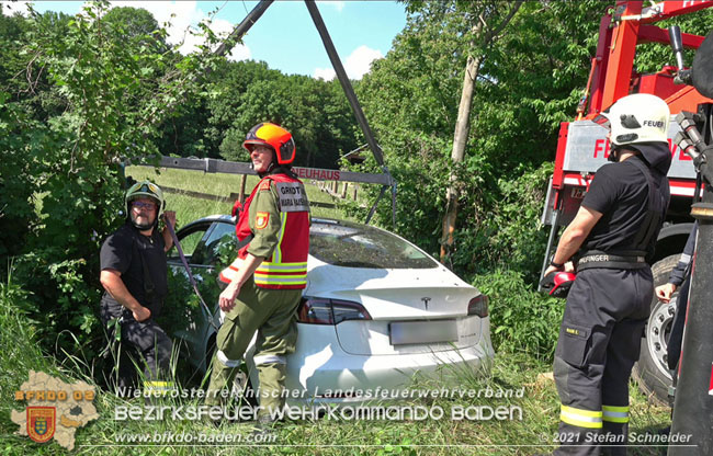 20210610 Spektakulaerer Verkehrsunfall mit einem Tesla auf der L4007 Foto: © Stefan Schneider BFKDO Baden 20210610 Spektakulaerer Verkehrsunfall mit einem Tesla auf der L4007 Foto: © Stefan Schneider BFKDO Baden