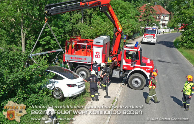 20210610 Spektakulaerer Verkehrsunfall mit einem Tesla auf der L4007 Foto: © Stefan Schneider BFKDO Baden 20210610 Spektakulaerer Verkehrsunfall mit einem Tesla auf der L4007 Foto: © Stefan Schneider BFKDO Baden