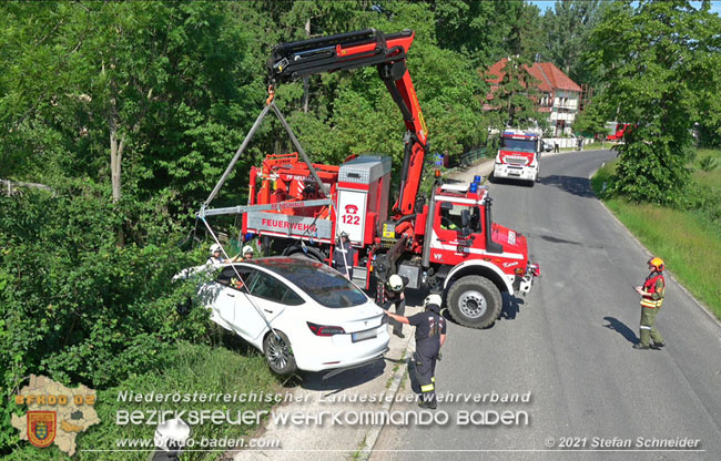 20210610 Spektakulaerer Verkehrsunfall mit einem Tesla auf der L4007 Foto: © Stefan Schneider BFKDO Baden 20210610 Spektakulaerer Verkehrsunfall mit einem Tesla auf der L4007 Foto: © Stefan Schneider BFKDO Baden
