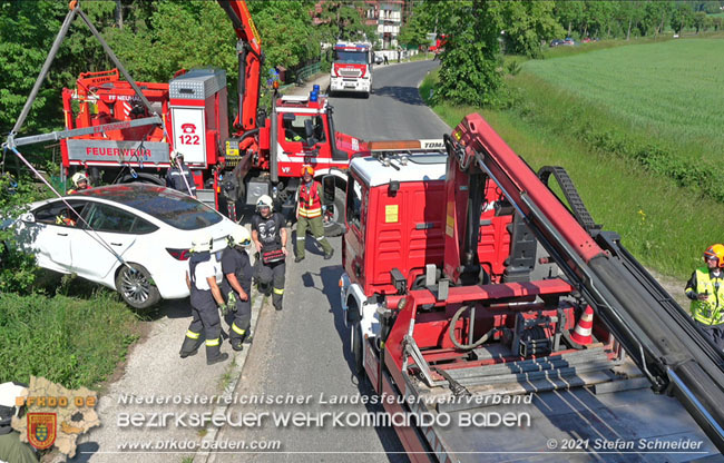 20210610 Spektakulaerer Verkehrsunfall mit einem Tesla auf der L4007 Foto: © Stefan Schneider BFKDO Baden 20210610 Spektakulaerer Verkehrsunfall mit einem Tesla auf der L4007 Foto: © Stefan Schneider BFKDO Baden