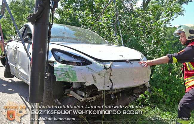 20210610 Spektakulaerer Verkehrsunfall mit einem Tesla auf der L4007 Foto: © Stefan Schneider BFKDO Baden 20210610 Spektakulaerer Verkehrsunfall mit einem Tesla auf der L4007 Foto: © Stefan Schneider BFKDO Baden