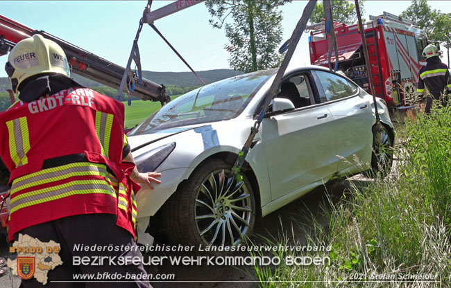 20210610 Spektakulaerer Verkehrsunfall mit einem Tesla auf der L4007 Foto: © Stefan Schneider BFKDO Baden 20210610 Spektakulaerer Verkehrsunfall mit einem Tesla auf der L4007 Foto: © Stefan Schneider BFKDO Baden