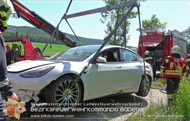 20210610 Spektakulaerer Verkehrsunfall mit einem Tesla auf der L4007 Foto: © Stefan Schneider BFKDO Baden 20210610 Spektakulaerer Verkehrsunfall mit einem Tesla auf der L4007 Foto: © Stefan Schneider BFKDO Baden