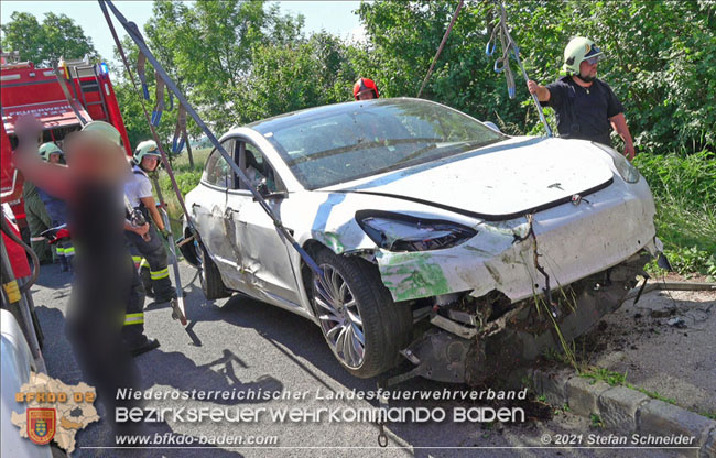 20210610 Spektakulaerer Verkehrsunfall mit einem Tesla auf der L4007 Foto: © Stefan Schneider BFKDO Baden 20210610 Spektakulaerer Verkehrsunfall mit einem Tesla auf der L4007 Foto: © Stefan Schneider BFKDO Baden