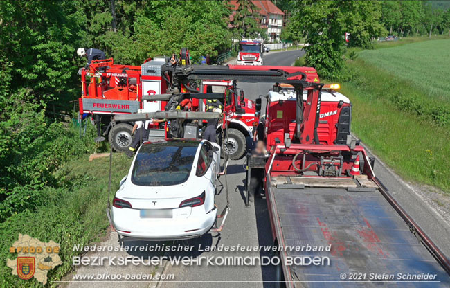 20210610 Spektakulaerer Verkehrsunfall mit einem Tesla auf der L4007 Foto: © Stefan Schneider BFKDO Baden 20210610 Spektakulaerer Verkehrsunfall mit einem Tesla auf der L4007 Foto: © Stefan Schneider BFKDO Baden
