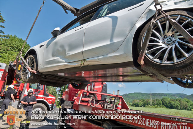20210610 Spektakulaerer Verkehrsunfall mit einem Tesla auf der L4007 Foto: © Stefan Schneider BFKDO Baden 20210610 Spektakulaerer Verkehrsunfall mit einem Tesla auf der L4007 Foto: © Stefan Schneider BFKDO Baden