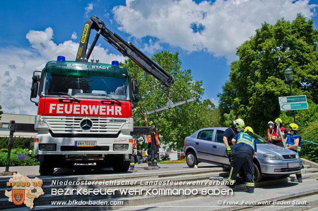 20210611 Pkw auf Abwegen in Baden  Fotos: © Freiwillige Feuerwehr Baden-Stadt / Nikolaus Jahn / Markus Hanel 