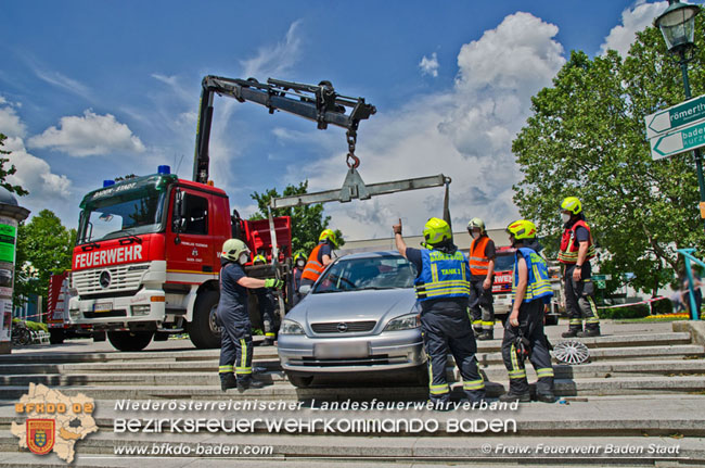 20210611 Pkw auf Abwegen in Baden  Fotos: © Freiwillige Feuerwehr Baden-Stadt / Nikolaus Jahn / Markus Hanel 