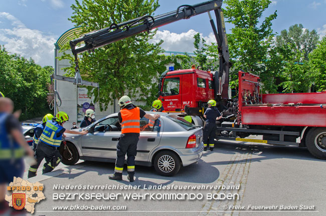 20210611 Pkw auf Abwegen in Baden  Fotos: © Freiwillige Feuerwehr Baden-Stadt / Nikolaus Jahn / Markus Hanel 