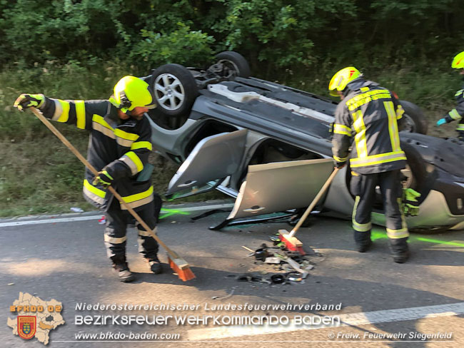 20210629 Verkehrsunfall auf der LB210 im Helenental  Foto: © Freiwillige Feuerwehr Siegenfeld 