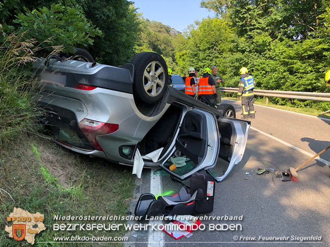 20210629 Verkehrsunfall auf der LB210 im Helenental  Foto: © Freiwillige Feuerwehr Siegenfeld 