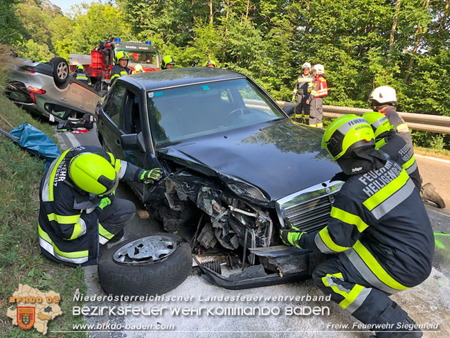 20210629 Verkehrsunfall auf der LB210 im Helenental  Foto: © Freiwillige Feuerwehr Siegenfeld 