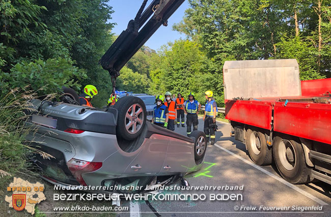 20210629 Verkehrsunfall auf der LB210 im Helenental  Foto: © Freiwillige Feuerwehr Siegenfeld 