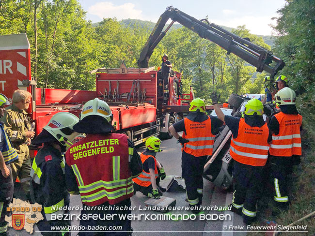 20210629 Verkehrsunfall auf der LB210 im Helenental  Foto: © Freiwillige Feuerwehr Siegenfeld 
