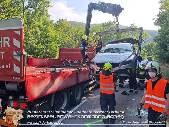 20210629 Verkehrsunfall auf der LB210 im Helenental  Foto: © Freiwillige Feuerwehr Siegenfeld 