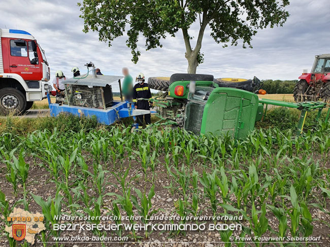 20210630 Traktor kippt auf der L155 nach Ausweichmanöver in ein Feld   Foto: © Freiwillige Feuerwehr Seibersdorf