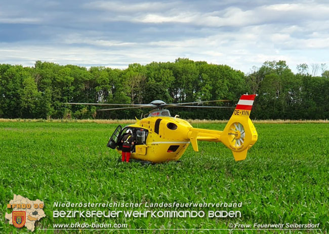 20210630 Traktor kippt auf der L155 nach Ausweichmanöver in ein Feld   Foto: © Freiwillige Feuerwehr Seibersdorf