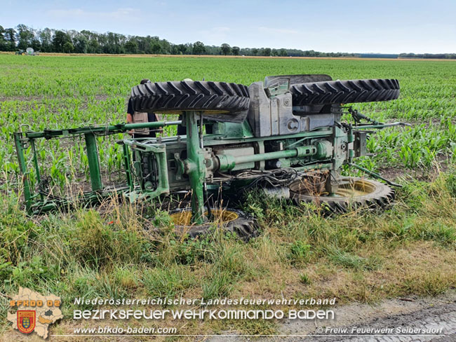 20210630 Traktor kippt auf der L155 nach Ausweichmanöver in ein Feld   Foto: © Freiwillige Feuerwehr Seibersdorf