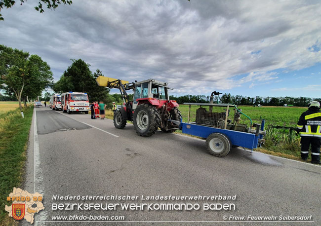 20210630 Traktor kippt auf der L155 nach Ausweichmanöver in ein Feld   Foto: © Freiwillige Feuerwehr Seibersdorf