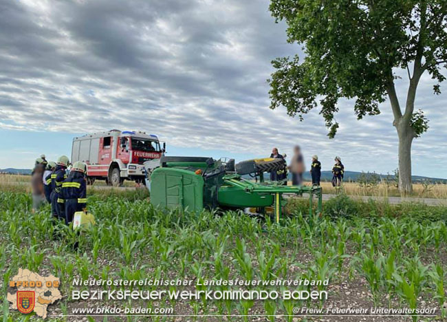 20210630 Traktor kippt auf der L155 nach Ausweichmanöver in ein Feld   Foto: © Freiwillige Feuerwehr Unterwaltersdorf