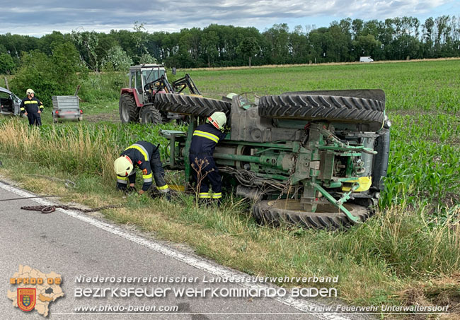20210630 Traktor kippt auf der L155 nach Ausweichmanöver in ein Feld   Foto: © Freiwillige Feuerwehr Unterwaltersdorf