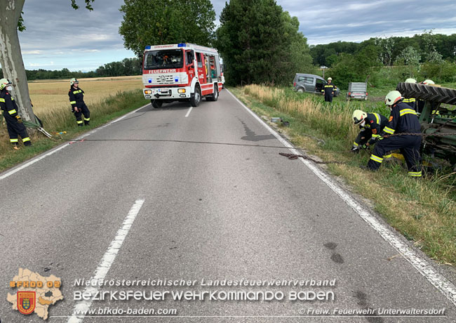 20210630 Traktor kippt auf der L155 nach Ausweichmanöver in ein Feld   Foto: © Freiwillige Feuerwehr Unterwaltersdorf