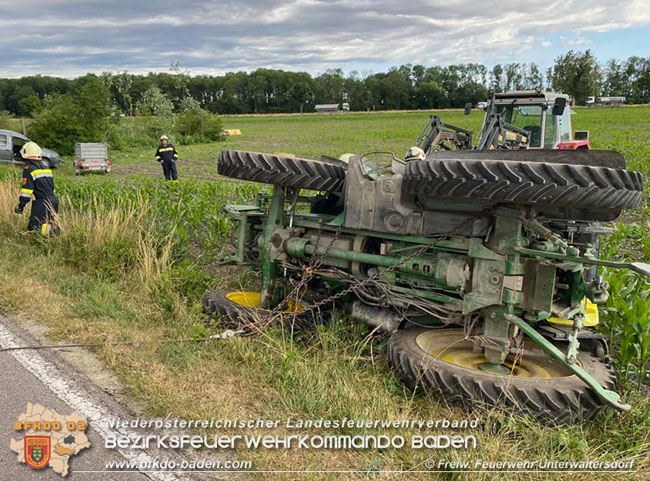20210630 Traktor kippt auf der L155 nach Ausweichmanöver in ein Feld   Foto: © Freiwillige Feuerwehr Unterwaltersdorf