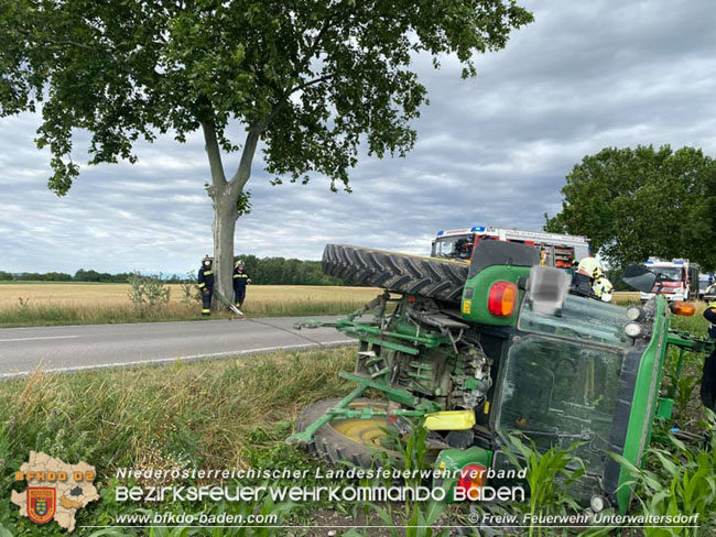 20210630 Traktor kippt auf der L155 nach Ausweichmanöver in ein Feld   Foto: © Freiwillige Feuerwehr Unterwaltersdorf