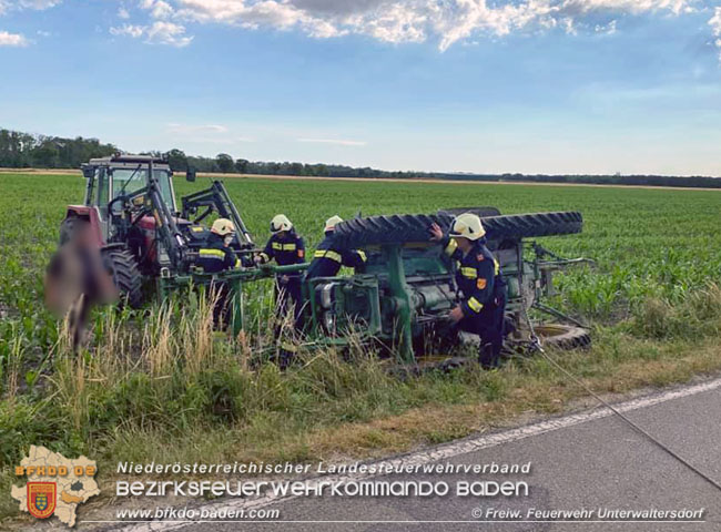 20210630 Traktor kippt auf der L155 nach Ausweichmanöver in ein Feld   Foto: © Freiwillige Feuerwehr Unterwaltersdorf