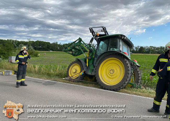 20210630 Traktor kippt auf der L155 nach Ausweichmanöver in ein Feld   Foto: © Freiwillige Feuerwehr Unterwaltersdorf