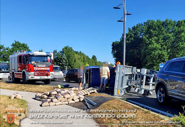 20210706 Umgestürzter Anhänger in Kreisverkehr  Foto: © Freiwillige Feuerwehr Oberwaltersdorf