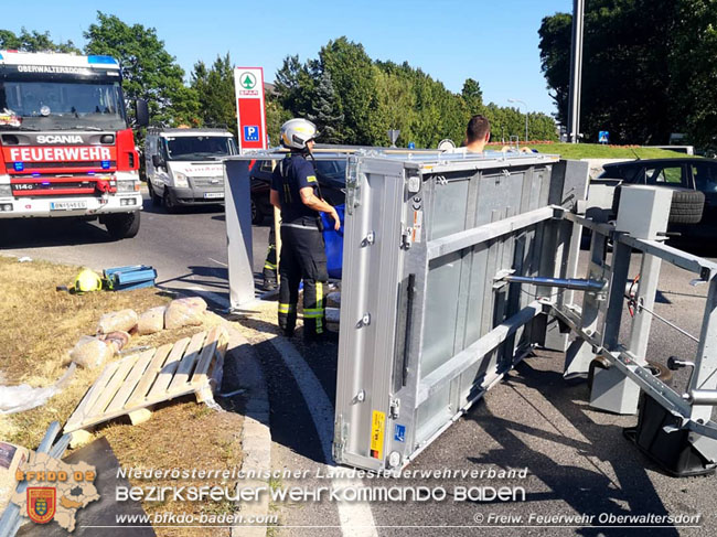20210706 Umgestuerzter Anhaenger in Kreisverkehr  Foto: © Freiwillige Feuerwehr Oberwaltersdorf