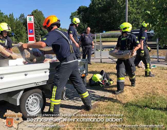 20210706 Umgestuerzter Anhaenger in Kreisverkehr  Foto: © Freiwillige Feuerwehr Oberwaltersdorf