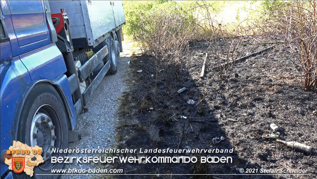 20210710 Flurbrand im IZ Traiskirchen-Tribuswinkel Foto: © Stefan Schneider BFK Baden 20210710 Flurbrand im IZ Traiskirchen-Tribuswinkel Foto: © Stefan Schneider BFK Baden