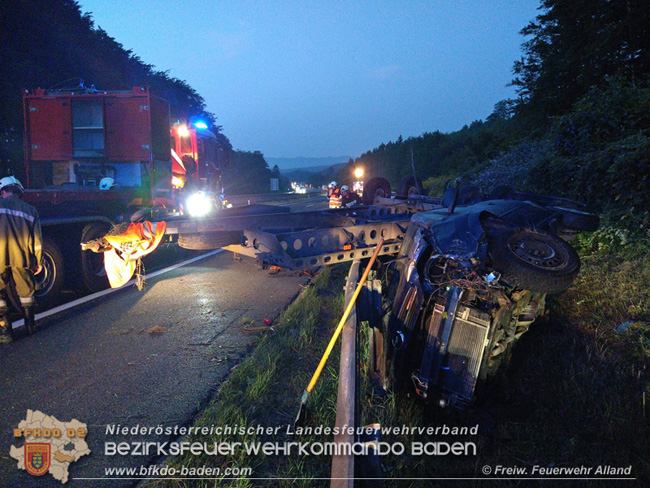 20210713 Autoabschlepper mit Anhänger auf Leitschiene   Foto: © Freiwillige Feuerwehr Alland
