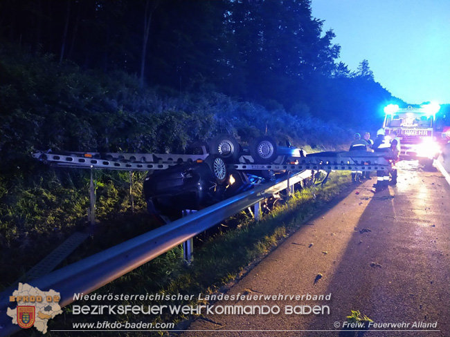 20210713 Autoabschlepper mit Anhänger auf Leitschiene   Foto: © Freiwillige Feuerwehr Alland