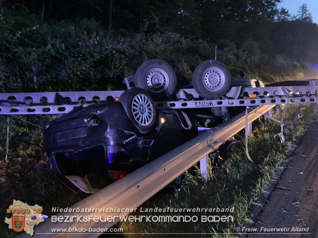 20210713 Autoabschlepper mit Anhänger auf Leitschiene   Foto: © Freiwillige Feuerwehr Alland