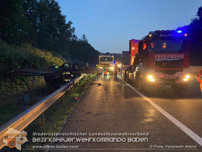 20210713 Autoabschlepper mit Anhänger auf Leitschiene   Foto: © Freiwillige Feuerwehr Alland