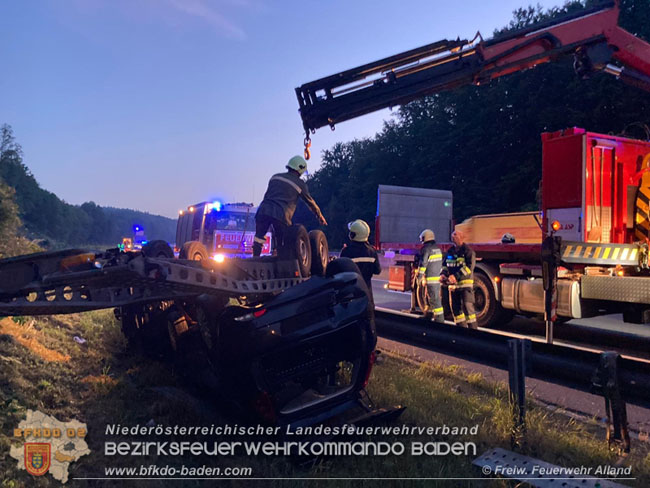 20210713 Autoabschlepper mit Anhänger auf Leitschiene   Foto: © Freiwillige Feuerwehr Alland