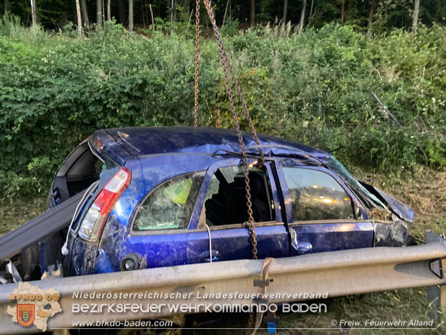 20210713 Autoabschlepper mit Anhänger auf Leitschiene   Foto: © Freiwillige Feuerwehr Alland