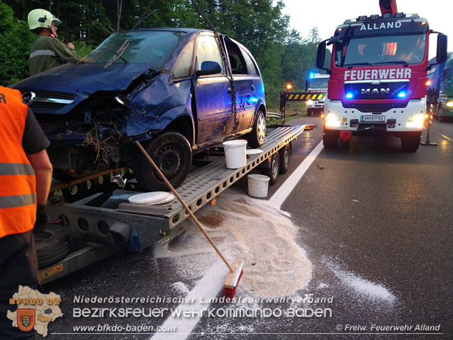 20210713 Autoabschlepper mit Anhänger auf Leitschiene   Foto: © Freiwillige Feuerwehr Alland