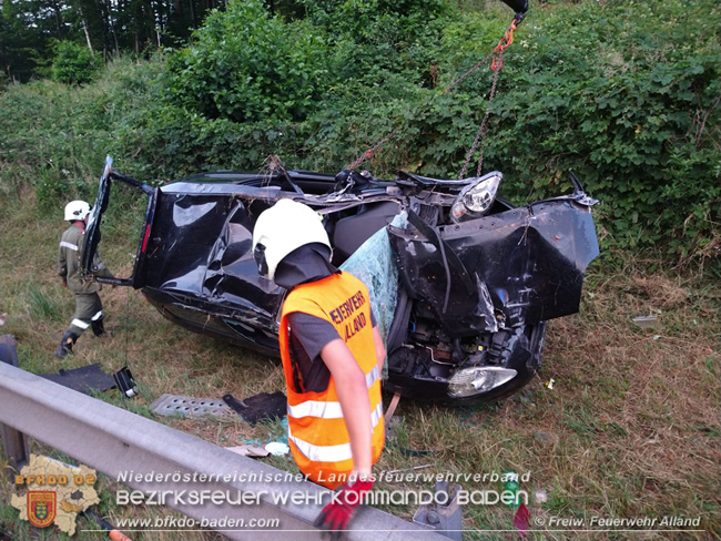 20210713 Autoabschlepper mit Anhänger auf Leitschiene   Foto: © Freiwillige Feuerwehr Alland