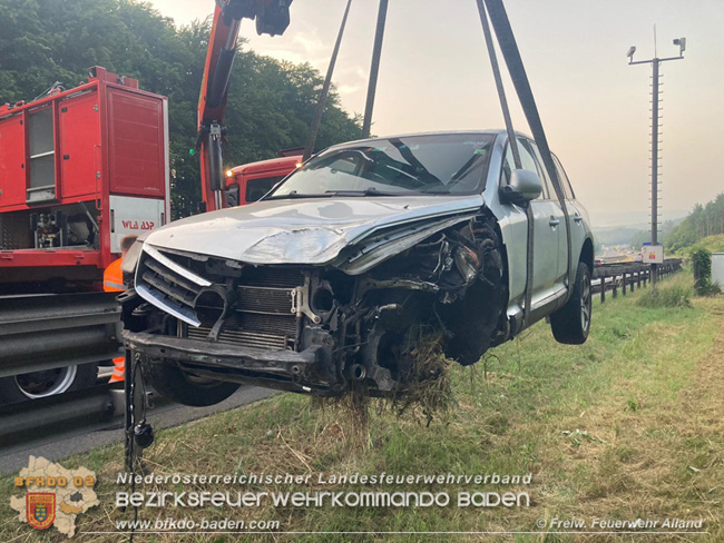 20210713 Autoabschlepper mit Anhänger auf Leitschiene   Foto: © Freiwillige Feuerwehr Alland
